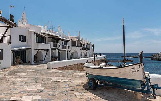 Жители живописной деревни оригинальным способом избавляются от толп туристов