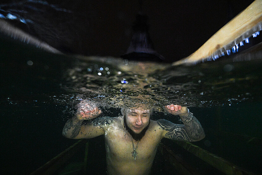 Верующий во время крещенских купаний на территории Измайловского кремля в Москве, 18 января 2026 года