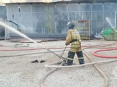 Пожарные ликвидировали открытое горение в мебельном цехе в Шатуре