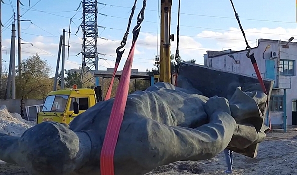 В Волгограде на видео сняли погрузку скульптуры Феликса Дзержинского