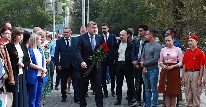Глава региона Игорь Бабушкин вместе с астраханцами почтил память жертв террористических актов
