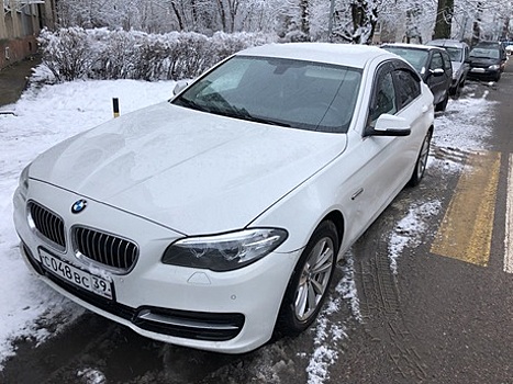 "Водитель, ты судак": у детского сада на ул. Чекистов BMW припарковали на "зебре"