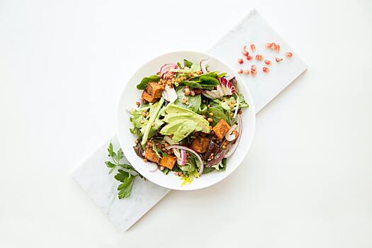 Нежный и свежий: салат с лососем, авокадо и зеленью