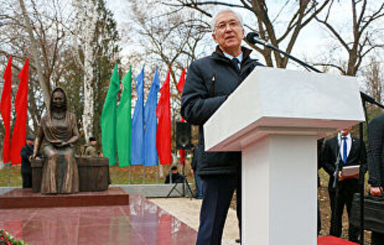 В Махачкале открыли памятник народной поэтессе Дагестана Фазу Алиевой