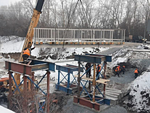 Специалисты начали монтировать временный пешеходный мост на въезде в кемеровский Пионер