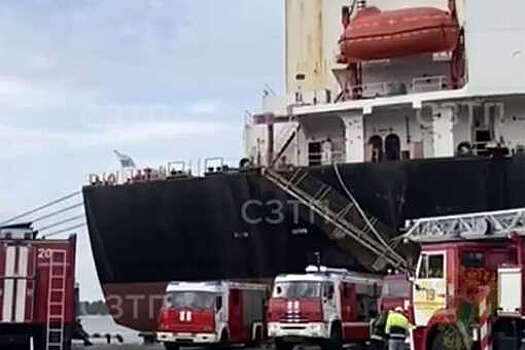 В Петербурге пожарные устранили задымление на грузовом судне