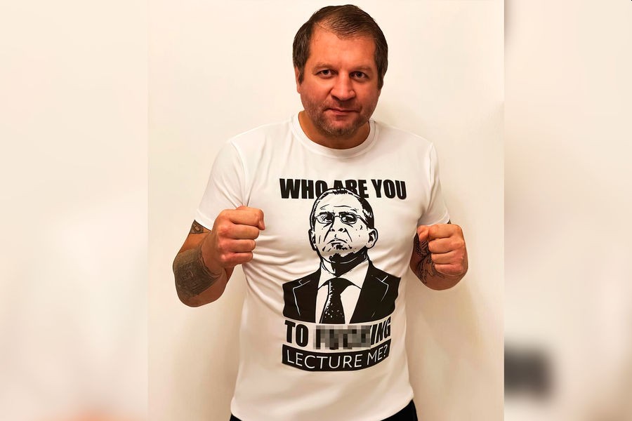 Боец ММА Александр Емельяненко подарил некоторые свои пояса Кадырову