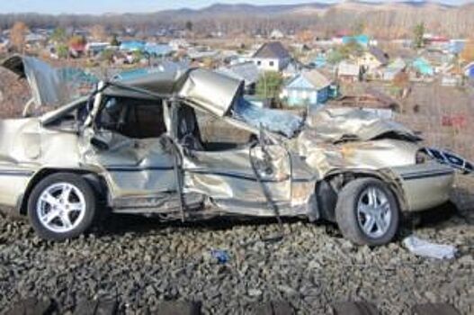 Под Кувандыком на переезде электричка снесла Daewoo Nexia