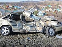 Под Кувандыком на переезде электричка снесла Daewoo Nexia