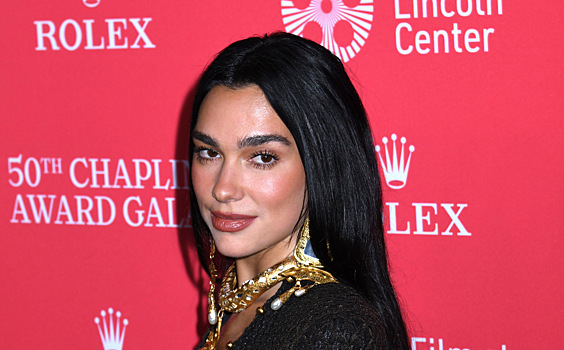 Певица Дуа Липа прогулялась по Италии в «голом» платье с сеткой