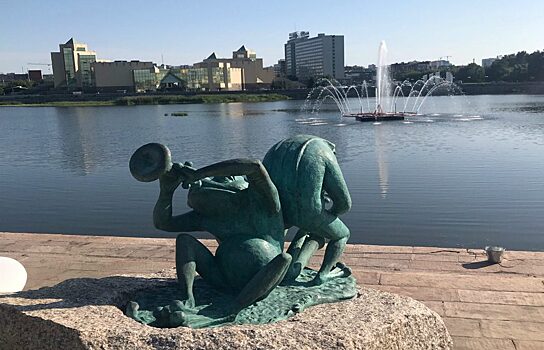 В Челябинске на набережной появилась скульптура с лягушками