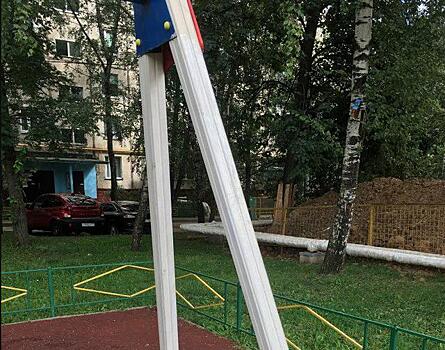 Качели в Путевом проезде очистили от вандальных надписей