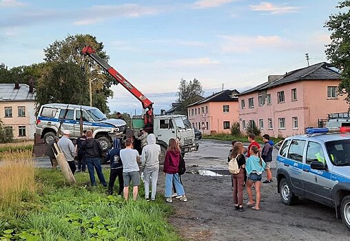 Полицейский УАЗ в Карелии снёс опору ЛЭП и дорожный знак