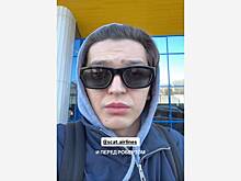 Популярный российский певец описал перелет на самолете фразой «отношение как к г****»