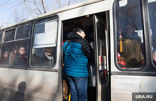 Жители Сургута по дороге на дачу теряют сознание в переполненном автобусе