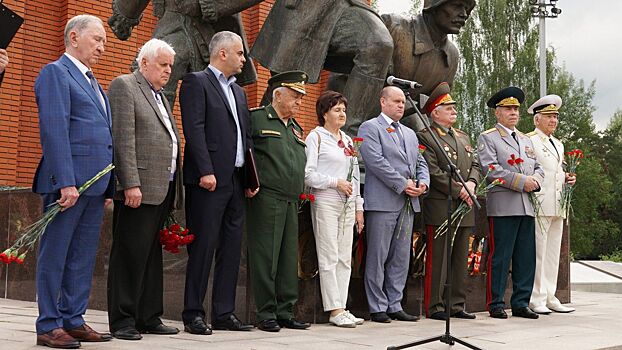 Патриотическая акция «Победа остается молодой» прошла у Мемориала воинам-сибирякам
