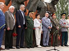 Патриотическая акция «Победа остается молодой» прошла у Мемориала воинам-сибирякам