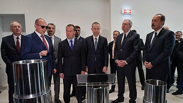 Медведев посетил научно-технический центр ТМК и группы "Синара"