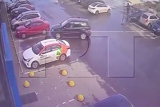 В Петербурге Mercedes протаранил автосалон с людьми и попал на видео