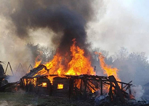 В Шимановском районе огнём охватило шесть частных построек