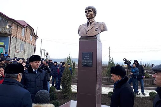 В Дагестане установили бюст Магомеда Нурбагандова