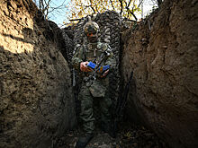 Украинский офицер приказал своим подчиненным сложить оружие