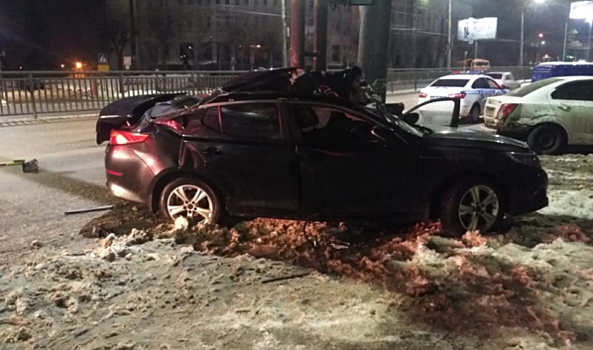 На Московском проспекте KIA влетела в светофор: водитель погиб на месте