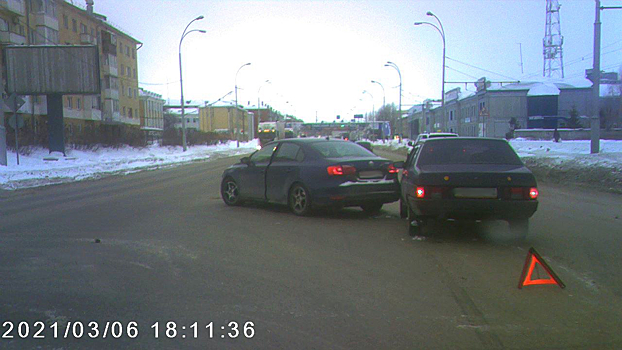 Два автомобиля столкнулись на оживленном проспекте в Кемерове