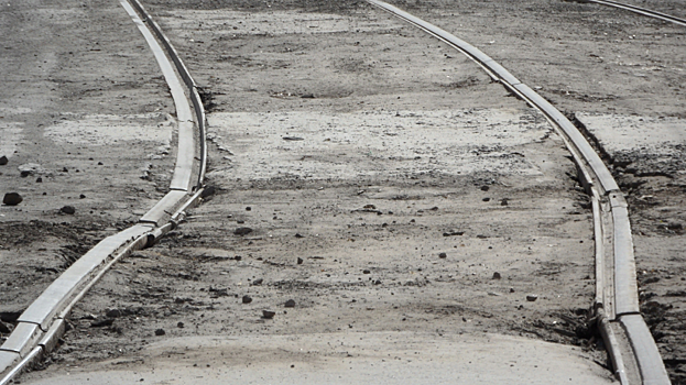 Саратовец показал фото поврежденных трамвайных путей