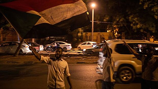 Лондон отозвал часть сотрудников посольства в Судане