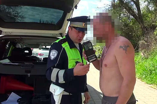 В Сочи полуголый водитель пытался сбежать от инспекторов ДПС