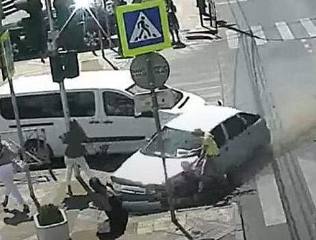 Видео: в центре Краснодара автомобиль после ДТП вылетел на оживленный тротуар