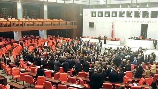 Прям, как в Раде: В Сети появилось видео массового побоища в парламенте Турции (ВИДЕО)