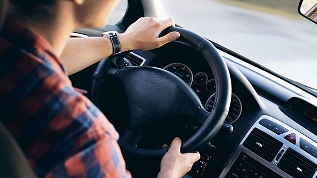 Огромная дорожная яма появилась на улице Архитектора Баранова в Петербурге