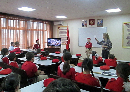 Российские военнослужащие в Приднестровье провели лекцию по военно-политической подготовке для юнармейцев