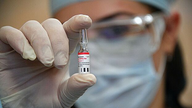 Врач заявил об эффективности российских вакцин при любых штаммах коронавируса