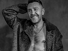 Шнуров грубо отреагировал на слухи о своей четвертой свадьбе, но опровергать их не стал