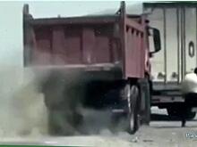 Погоня полиции за угнанным самосвалом попала на видео в Иране