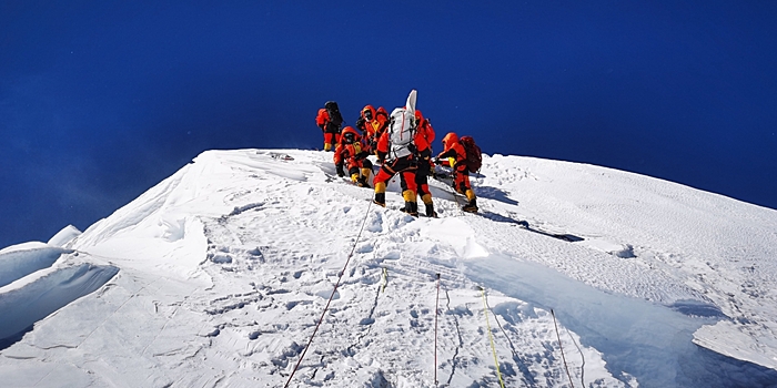 Китайские геодезисты преодолели "вторую ступень" на пути к вершине горы Джомолунгма