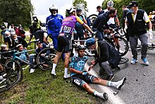 Массовый завал на велогонке «Тур де Франс» из-за выходки болельщицы: девушка сбила гонщиков плакатом и сбежала