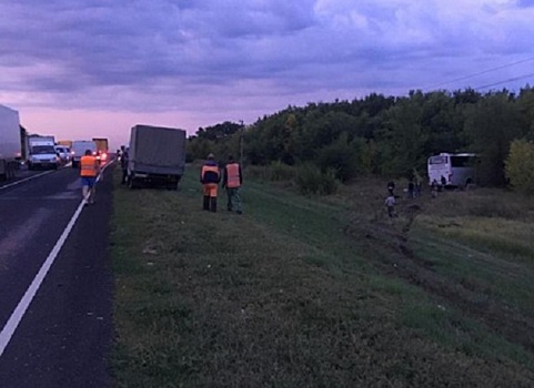 Число погибших на трассе под Волгоградом выросло до пяти: врачи не сумели спасти женщину с ребенком