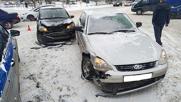 Две иномарки не поделили дорогу в Вологде: пострадала женщина
