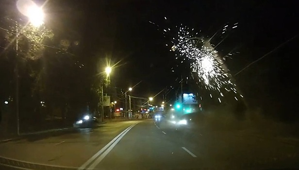 Легковушка "срубила" столб после аварии в Самаре. Видео