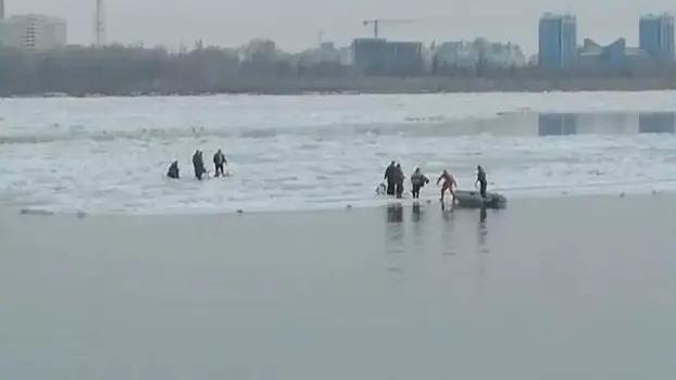 В Астраханской области с отколовшейся льдины эвакуированы семь человек