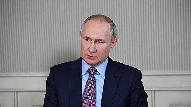 Путин перенес срок отчета чиновников о доходах