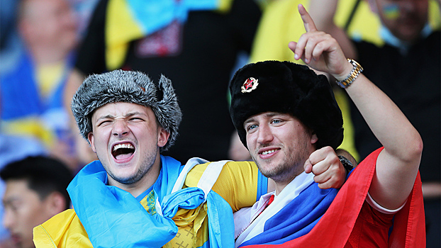 Россиянину разорвали майку на матче Украины на Евро