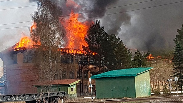 В Лысьве горит металлургический завод