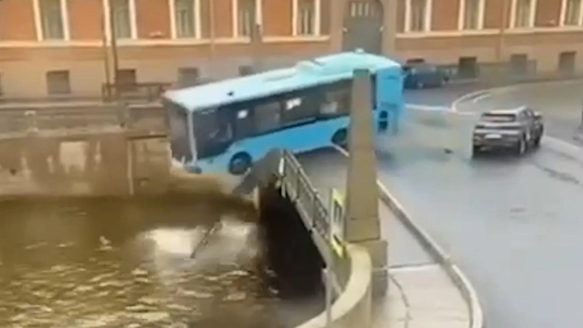 Задержан водитель упавшего в реку в Петербурге автобуса