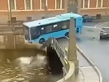 Задержан водитель упавшего в реку в Петербурге автобуса