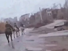 Вход кавалерии ВС РФ в Красноармейск сняли на видео